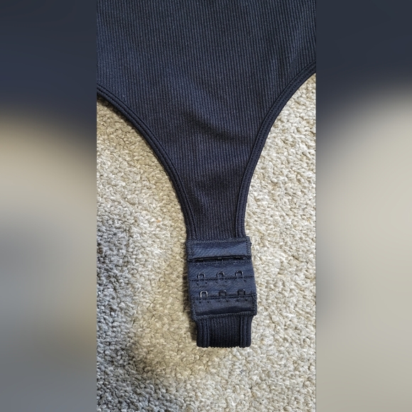 Dynamic black thong bodysuit - Picture 3 of 6